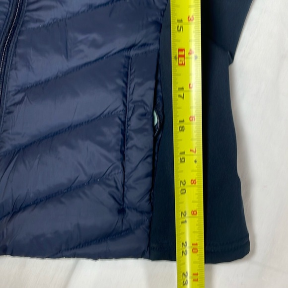 Hollister Women’s Navy Blue Puffer Vest Size Medium - Picture 7 of 7